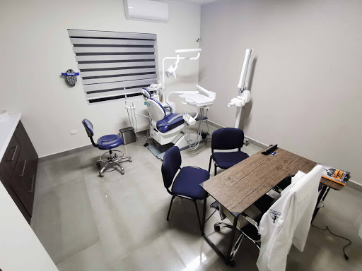 Dentista | Dr. Caleb Torres